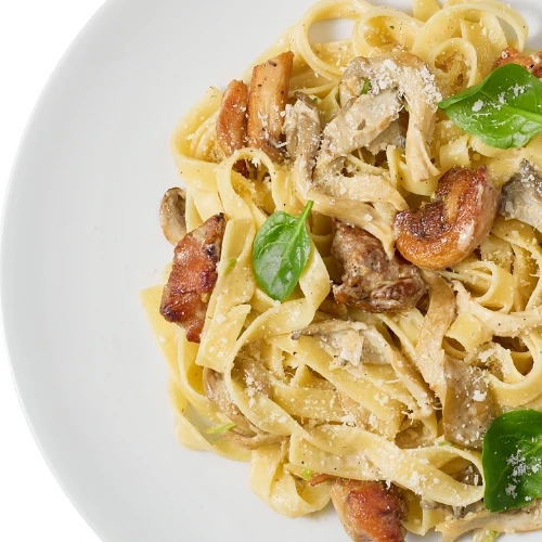 Паста з куркою та грибами